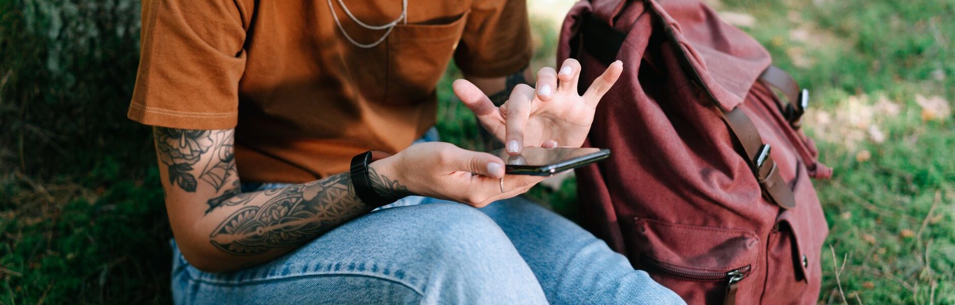 Kobieta korzystająca ze smartfona i internetu mobilnego na zewnątrz